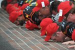 Nationwide-Sieger Ty Dillon und die Childress-Crew beim Küssen des "Yard of Bricks"