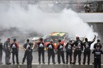 Jeff Gordon (Hendrick) und seine Mannschaft feiern