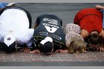 Kissing the bricks: Jeff Gordon (Hendrick) mit Familie und Rick Hendrick 