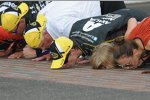 Kissing the bricks: Jeff Gordon (Hendrick) mit Familie und Rick Hendrick 