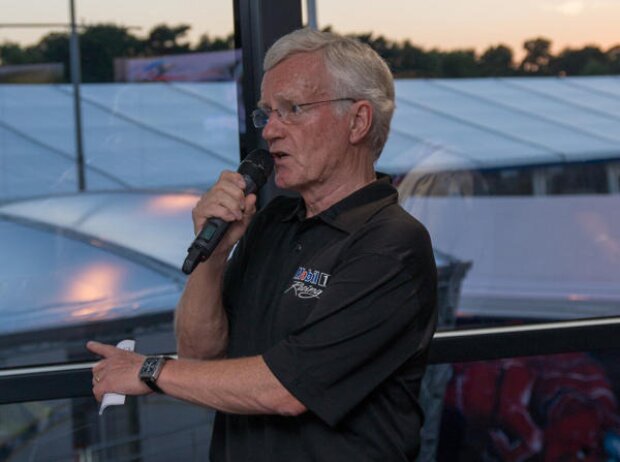 Tony Harlow, Mobil 1 Tony Harlow, Mobil 1