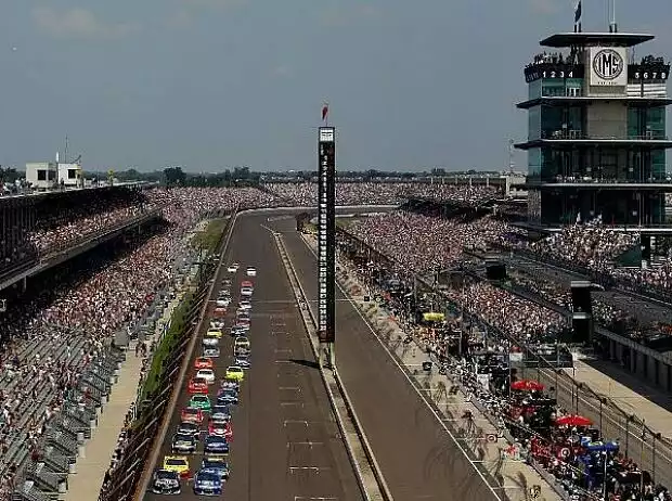 Titel-Bild zur News: Start zum Brickyard 400 des Jahres 2011