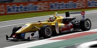 Bild zum Inhalt: Giovinazzi jubelt über ersten Triumph in der Formel-3-EM