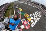 Start zum GoBowling.com 400 mit Kyle Larson (Ganassi) und Joey Logano (Penske) in Reihe eins