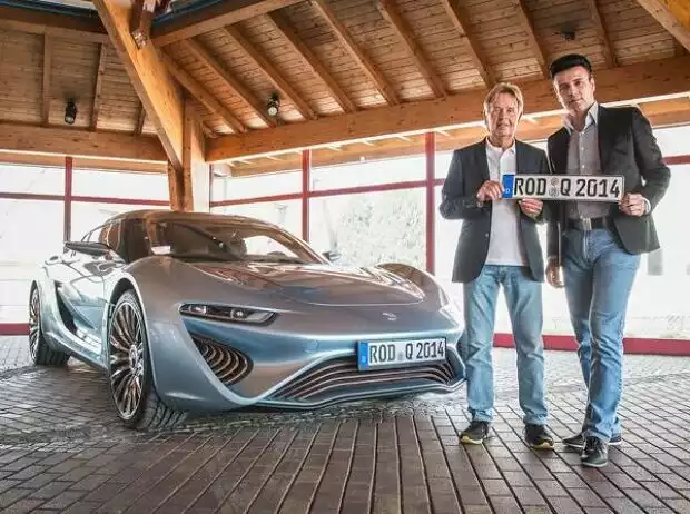 Quant e-Sportlimousine: Nunzio La Vecchia, Prof. Jens-Peter Ellermann (von links) Titel-Bild zur News: Quant e-Sportlimousine: Nunzio La Vecchia, Prof. Jens-Peter Ellermann (von links)