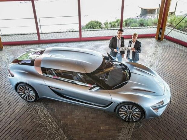 Quant e-Sportlimousine und Nunzio La Vecchia und Prof. Jens-Peter Ellermann (rechts) Quant e-Sportlimousine und Nunzio La Vecchia und Prof. Jens-Peter Ellermann (rechts)