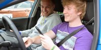 Bild zum Inhalt: Studie: Jeder dritte junge Autofahrer knipst sich selbst während der Fahrt