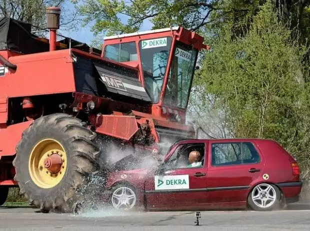 Crashtest: Unfall mit Mähdrescher Titel-Bild zur News: Crashtest: Unfall mit Mähdrescher