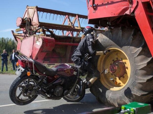 Crashtest: Unfall mit Mähdrescher Crashtest: Unfall mit Mähdrescher