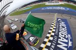 Jeff Gordon (Hendrick) und Joey Logano (Penske) 