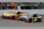 Das Dauerduell: Joey Logano (Penske) und Jeff Gordon (Hendrick) 