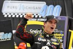 Jeff Gordon jubelt über seinen dritten Saisonsieg und dritten Michigan-Sieg