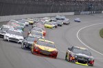 Restart mit Jeff Gordon (Hendrick) und Joey Logano (Penske) 