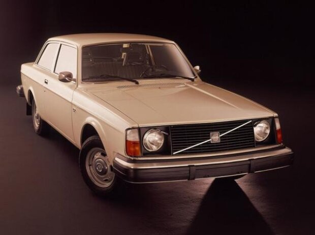 Volvo 242 L (1975) 