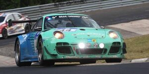 Falken-Porsche im Regen-Qualifying auf der Pole
