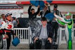 Greg Biffle, Danica Patrick, Jamie McMurray, Jimmie Johnson und Dale Earnhardt Jun. unterstützen NASCAR-Präsident Mike Helton bei der Ice-Bucket-Challenge