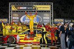 Joey Logano (Penske) in der Victory Lane