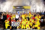 Joey Logano und die Penske-Crew jubeln in der Victory Lane