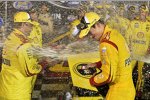 Joey Logano (Penske) und der Champus