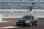 Sebastian Vettel dreht mit einem Infiniti Q50 die erste Runde in Sotschi