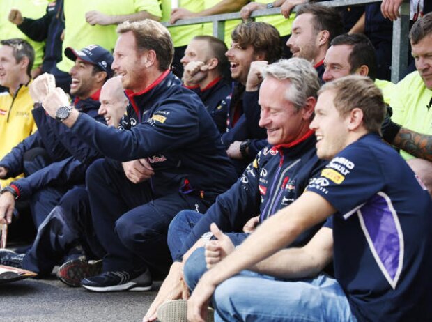 Titel-Bild zur News: Daniel Ricciardo, Adrian Newey, Christian Horner, Sebastian Vettel