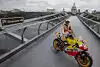 Bild zum Inhalt: Marquez bringt Millennium Bridge in London zum Stillstand