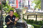 Helio Castroneves und der Pokal ...