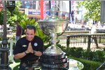 Helio Castroneves und der Pokal ...