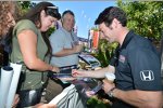 Simon Pagenaud kümmert sich um die Fans