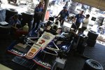 Der Penske-Chevy von Helio Castroneves in der Garage