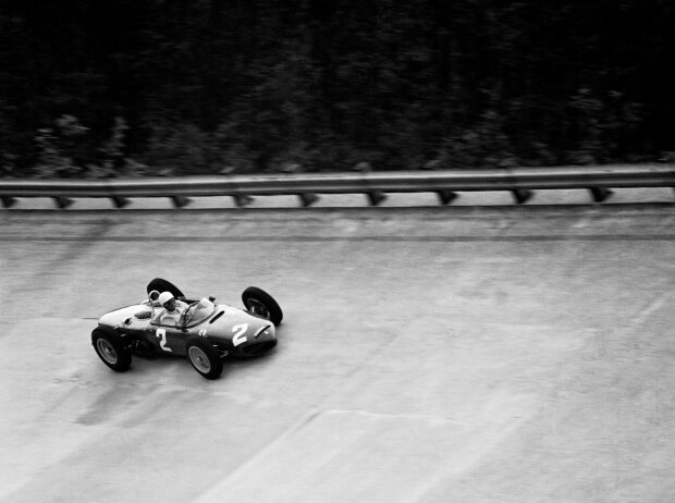 Titel-Bild zur News: Phil Hill in der Steilkurve, Monza 1961