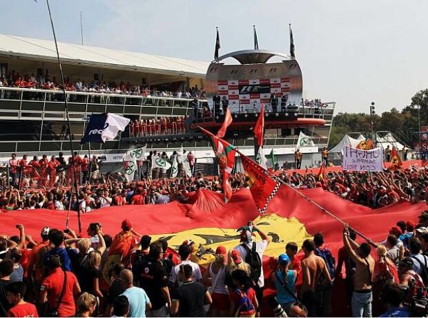 Titel-Bild zur News: Ferrari-Fans in Monza