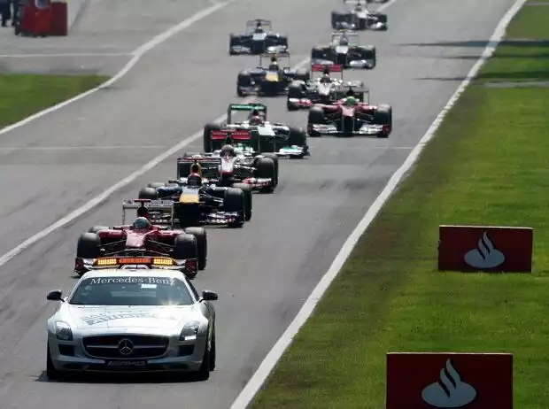 Safety-Car vor Fernando Alonso Titel-Bild zur News: Safety-Car vor Fernando Alonso