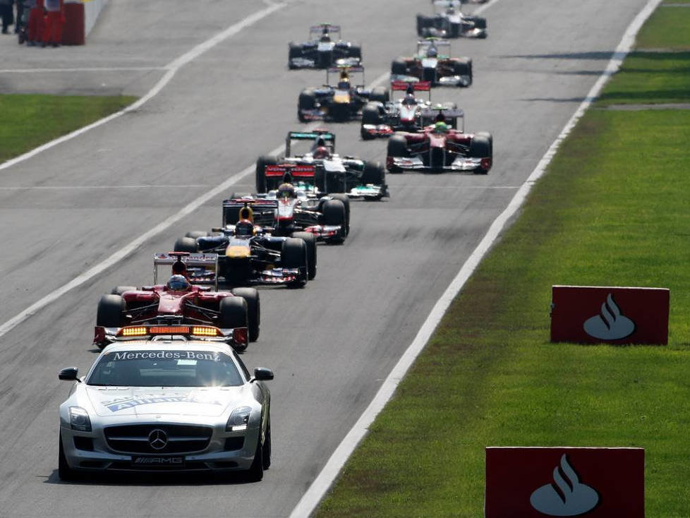 Safety-Car vor Fernando Alonso