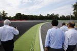FIA-Rennleiter Charlie Whiting inspiziert die Parabolica-Auslaufzone