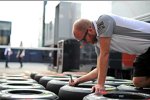 McLaren-Mechaniker beschriftet Pirelli-Reifen