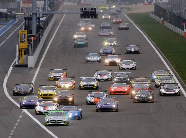 Titel-Bild zur News: Start zum Blancpain1000 2013 auf dem Nürburgring