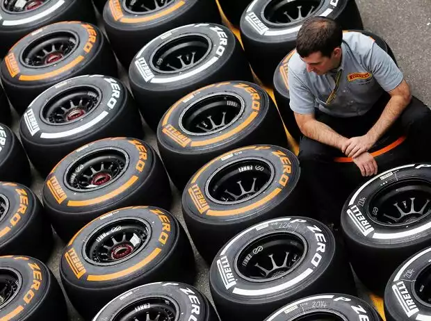 Pirelli-Techniker mit Reifen Titel-Bild zur News: Pirelli-Techniker mit Reifen