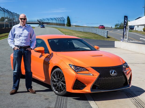 Lexus RC F und Auto-Medienportal-Autor Jens Meiners