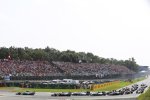 Nico Rosberg (Mercedes) führt direkt nach dem Start in Monza