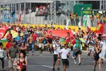 Fans stürmen die Strecke nach dem Großen Preis von Italien in Monza