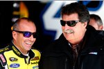 Marcos Ambrose und NASCAR-Präsident Mike Helton