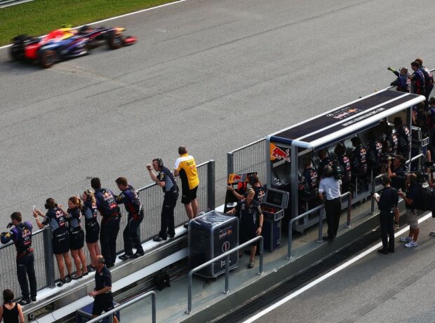 Titel-Bild zur News: Sebastian Vettel; Kommandostand, Boxenmauer
