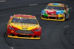 Joey Logano (Penske) vor Kyle Busch (Gibbs) 