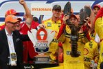 Joey Logano (Penske) und der 21 Pfund schwere 