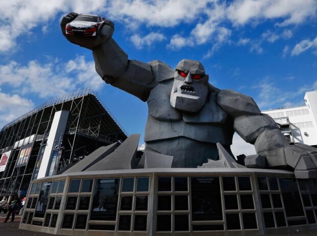 Titel-Bild zur News: "Miles the Monster" am Eingang zum Dover International Speedway