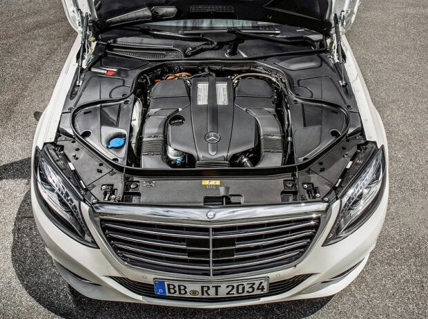 Motorraum des Mercedes-Benz S 500 Plug-in-Hybrid 