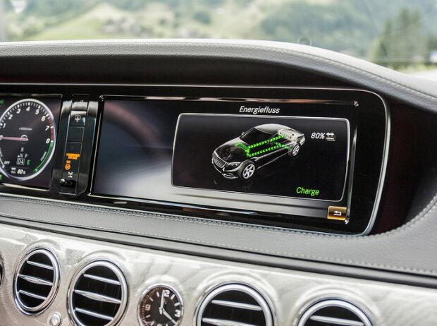 Anzeigen für Energiefluss und Ladezustand im Mercedes-Benz S 500 Plug-in-Hybrid Anzeigen für Energiefluss und Ladezustand im Mercedes-Benz S 500 Plug-in-Hybrid
