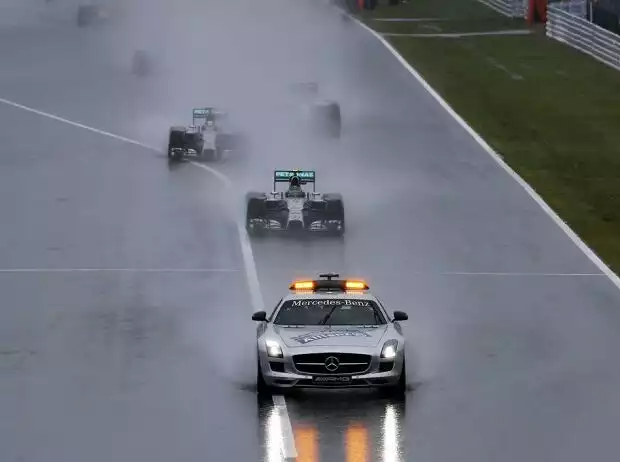 Nico Rosberg hinter dem Safety-Car Titel-Bild zur News: Nico Rosberg hinter dem Safety-Car