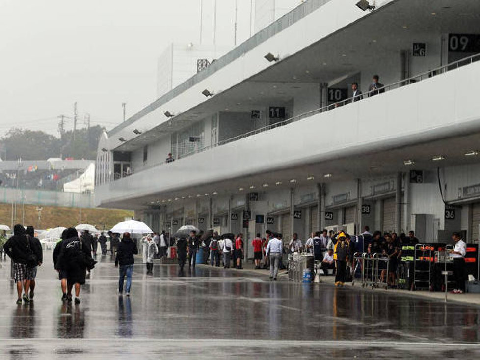 Verregneter Formel-1-Paddock am Rennsonntag in Suzuka 2014